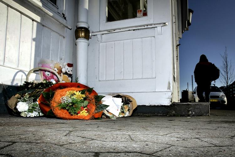 Der blev lagt blomster ved Søpavillonen i København efter drabet nytårsdag. 