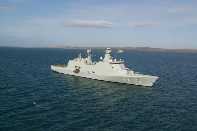 The Danish support vessel Absalon has detained five pirates in the Gulf of Aden after a dramatic incident involving a Netherlands-flagged vessel. 