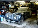 Denne Bugatti Atalante fra 1937 har stået ene og forladt i en garage i næsten 40 år. Nu ventes den at indbringe omkring 50 millioner kroner på en auktion i Paris i næste måned. 