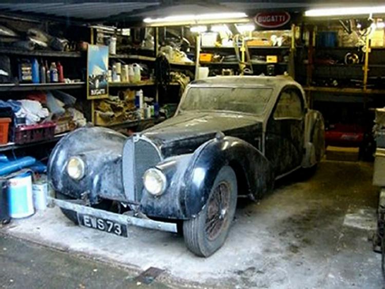 Denne Bugatti Atalante fra 1937 har stået ene og forladt i en garage i næsten 40 år. Nu ventes den at indbringe omkring 50 millioner kroner på en auktion i Paris i næste måned. 
