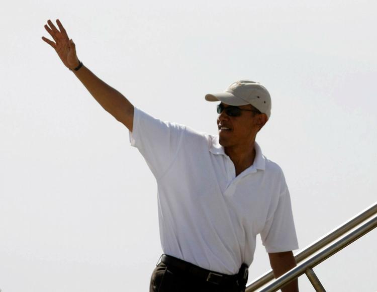 Juleferien er slut - Obama vinker på vej ind i flyet fra Hawaii og tilbage til Chicago. 