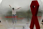 En aktivist hopper inde i en kæmpe ballon under en kampagne i Brasilien for arbejdet med at støtte hiv-smittede. Arkivfoto. 