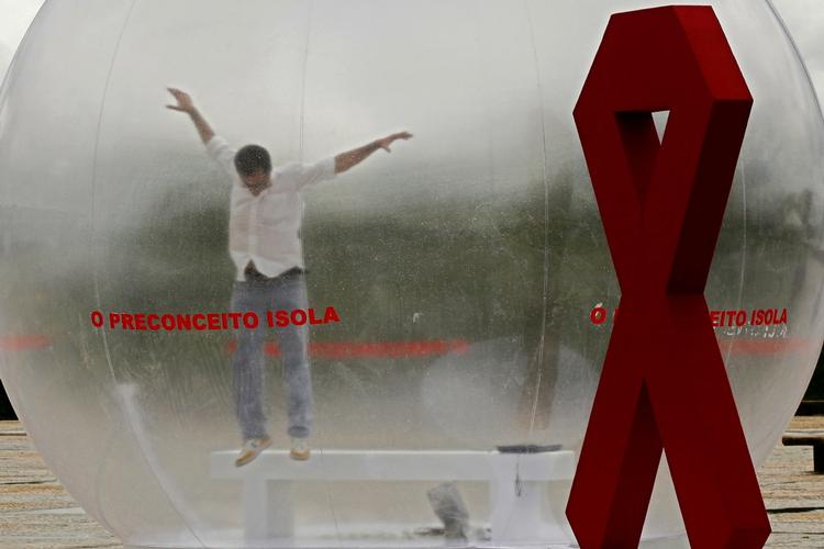 En aktivist hopper inde i en kæmpe ballon under en kampagne i Brasilien for arbejdet med at støtte hiv-smittede. Arkivfoto. 
