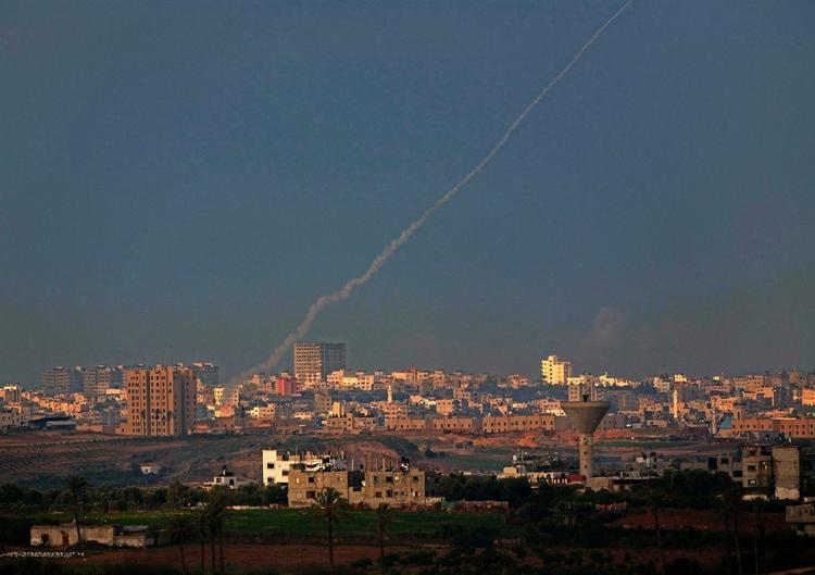 Palæstinensisk raket, affyret fra Gaza By mod Israel lørdag. 