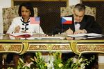 EU's nuværende præsident for udenrigspolitiske affærer, udenrigsministeren i Tjekkiet, Karel Schwarzenberg. Her underskriver han en forhåndsaftale med USAs udenrigsminister Condoleezza Rice om misilforsvaret. 