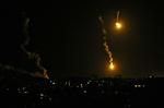 Israelerne sendte både missiler og lysgranater ind over Gaza i nat. 