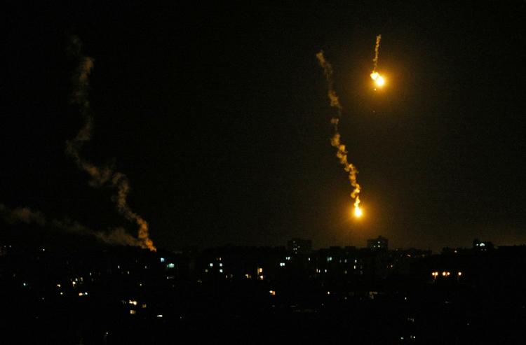 Israelerne sendte både missiler og lysgranater ind over Gaza i nat. 