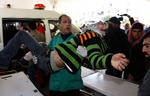 En såret palæstinenser bæres ind i i Shifa hospitalet i Gaza By. 