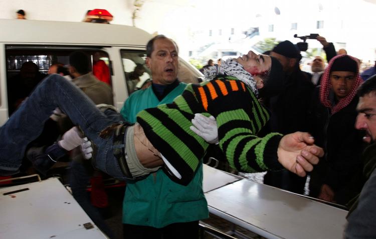 En såret palæstinenser bæres ind i i Shifa hospitalet i Gaza By. 