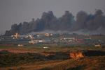 Røgfane over Gaza under kampene mellem palæstinensere og israelere. 