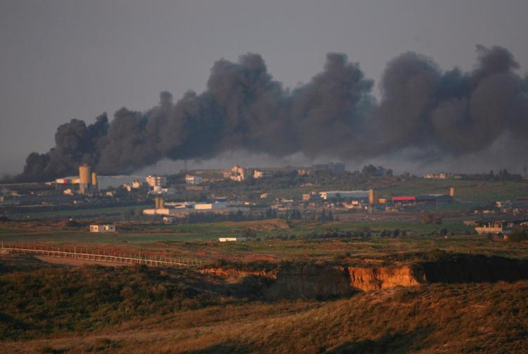 Røgfane over Gaza under kampene mellem palæstinensere og israelere. 