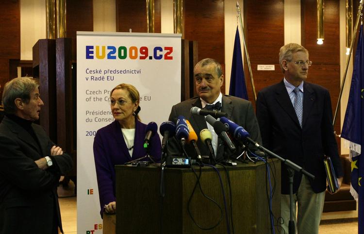 EU sender en delegation til Mellemøsten. Den består af (fra højre) Sveriges udenrigsminister Carl Bildt, Tjekkiets udenrigsminister Karel Schwarzenberg, EU's udenrigskommissær Benita Ferrero-Waldner og den franske udenrigsminister Bernard Kouchner. 