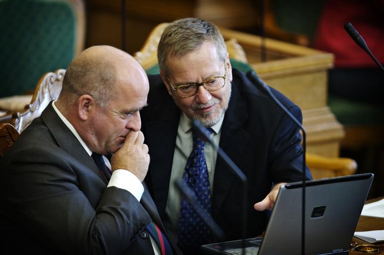 Søren Espersen (DF) i samtale med udenrigsminister Per Stig Møller (K) under Folketingets afslutningsdebat i 2007. 