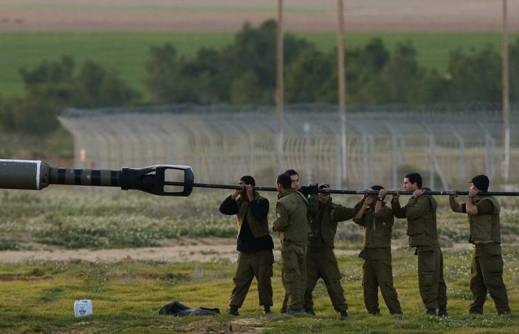Israelske soldater renser artillerikanon under kampene med palæstinenserne. 