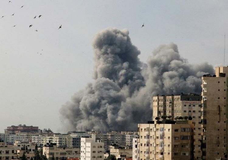 Røg over Gaza By efter at en israelsk bombe ramte byens politihovedkvarter. Arkivfoto. 