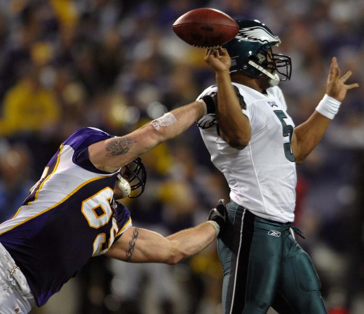 Eagles' quarterback er ved at blive sacket. Men østkystholdet fik alligevel det sidste ord. 