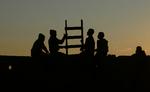 Unge palæstinensere er nået toppen på muren mellem Israel og Vestbredden. Gaza-krisen får palæstinenserne til at stå sammen. 