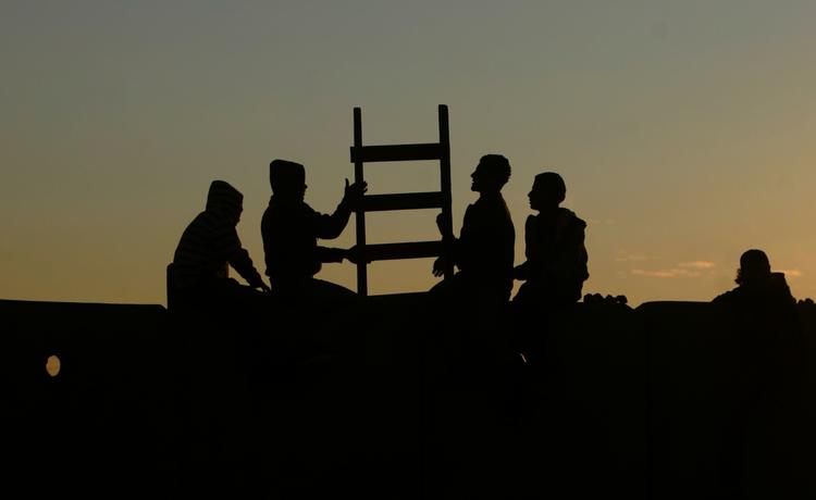 Unge palæstinensere er nået toppen på muren mellem Israel og Vestbredden. Gaza-krisen får palæstinenserne til at stå sammen. 