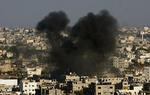 Røgskyer fra granatnedslag i Gaza i går eftermiddag. 