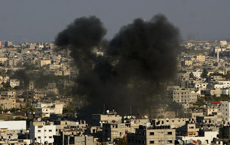 Røgskyer fra granatnedslag i Gaza i går eftermiddag. 