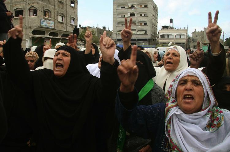 En gruppe kvinder demonstrerede under begravelsen af en prominent leder fra Hamas, som blev dræbt af israelske bomber. »Det er lykkedes Hamas at opnå legitimitet som det palæstinensiske folks forsvarer og talsmand « 