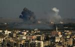 Israelske bomber kunne ses over Gaza i går. »Psykologien i Mellemøsten er, at styrke kan rumme svaghed, og selv den svage kan drive den stærke til vanvid« 