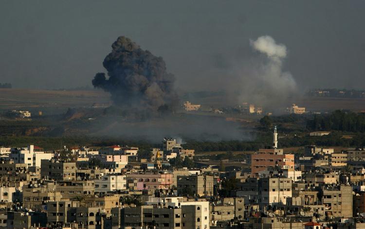 Israelske bomber kunne ses over Gaza i går. »Psykologien i Mellemøsten er, at styrke kan rumme svaghed, og selv den svage kan drive den stærke til vanvid« 