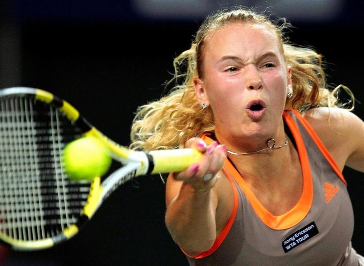 Caroline Wozniacki måtte bruge tre matchbolde, inden hun fik knækket spanieren Anabel Medina Garrigues i kvartfinalen i Luxembourg. Arkivfoto. 
