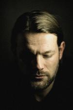 »Den del af mig, der ikke er alt for aggresiv og suicidal og deprimeret, prøver jeg at lægge fra mig, når jeg går i studiet«, siger studieværten fra DR 2 Premiere, Mikkel Munch-Fals. 