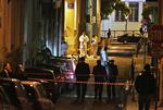 Græske politifolk undersøger området, hvor attentatforsøget fandt sted nær Kulturministeriet. 