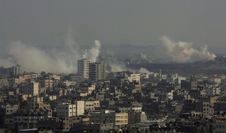 Mens krigen raser i Gaza sidder masser af palæstinensere på Vestbredden og er bekymrede for deres familiemedlemmer i Gaza, som de ikke kan komme i kontakt med. 