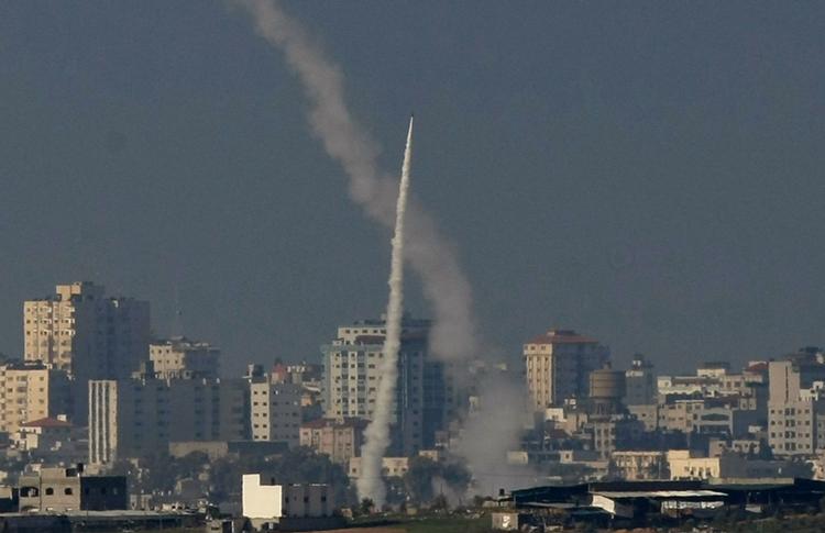 En raket affyret fra den nordlige del af Gaza mod et mål i Israel. Hamas afviser at indstille raketangrebene på Israel. 