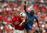 Defoe (til højre) i nærkamp med Manchester Uniteds Nemanja Vidic. 