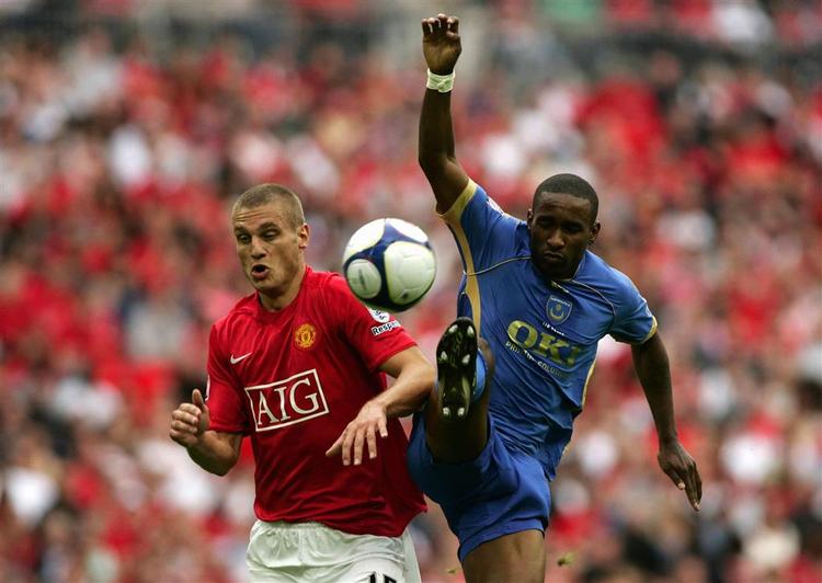 Defoe (til højre) i nærkamp med Manchester Uniteds Nemanja Vidic. 