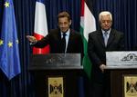 Nicolas Sarkozy og den palæstinensiske præsident Mahmoud Abbas på et pressemøde i mandags. Arkivfoto. 