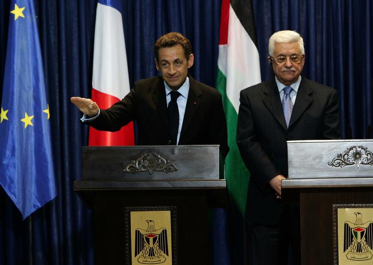 Nicolas Sarkozy og den palæstinensiske præsident Mahmoud Abbas på et pressemøde i mandags. Arkivfoto. 