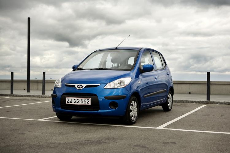 Minibilen Hyundai i10 til 108.000 kroner får snart forbedret sit sikkerhedsudstyr. Mulige købere bør derfor vente på den nye model, der kommer til februar. 
