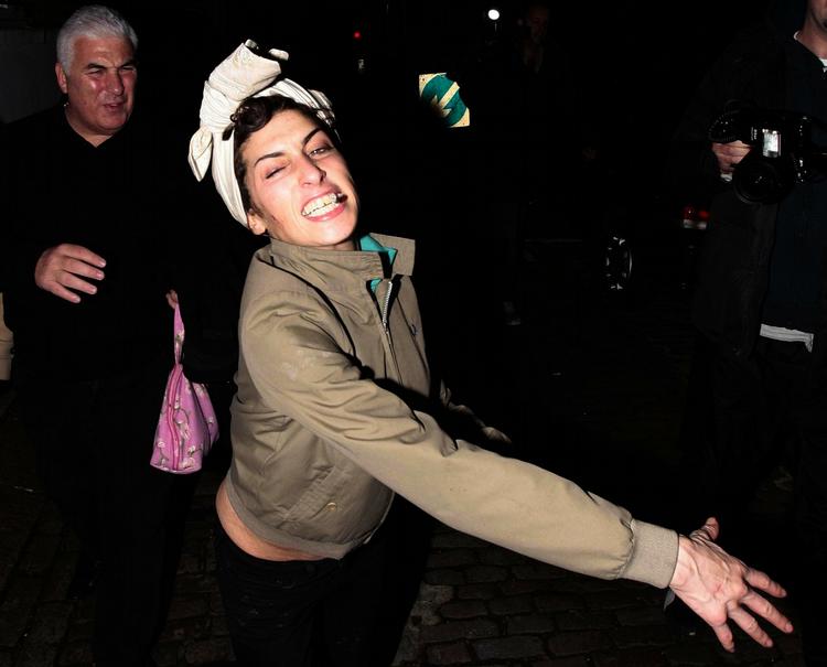 Amy Winehouse i selskab med sin far uden for bopælen i Camden i London i november. 