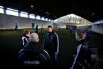 Kent Nielsens første træning med Brøndbytruppen måtte flyttes fra en frosthård kunststofbane ind i den overdækkede 'Kostalden'. 