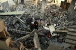 Palæstinensere inspicerer resterne af et hus ved Rafah-flygtningelejren i Gaza efter et israelsk angreb. 