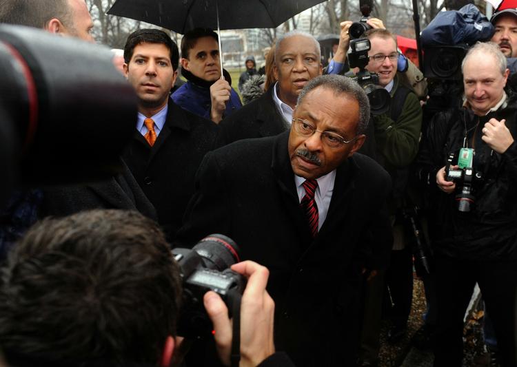 Roland Burris er en amerikansk politiker i vanskeligheder. Det viste sig, da han i dag forgæves forsøgte at blive godkendt i Senatet i Washington. 