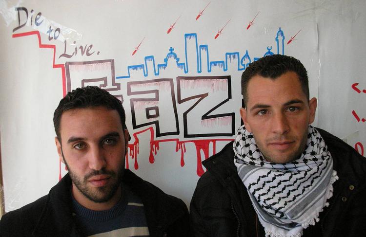 Moayed al Barghouti og Fadi håber, at de studerende på Vestbredden kan blive enige om at angribe de israelske soldater. 