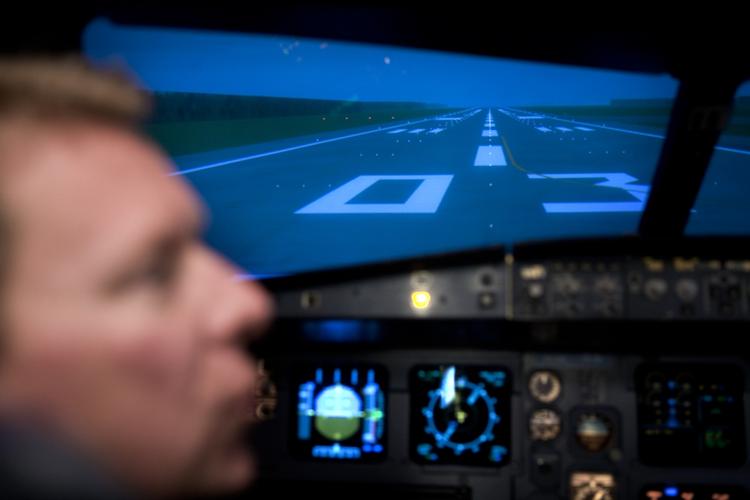Hvis piloter arbejder over 13 timer ad gangen, bliver risikoen for ulykker mere end femdoblet, viser EU-rapporten. 