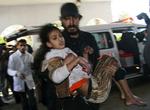 Palæstinenserne i Gaza mangler både mad og medicin til de mange sårede. Pigen på billedet blev såret under kampene tirsdag. 