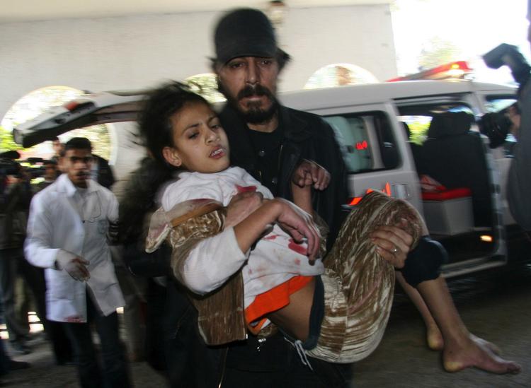 Palæstinenserne i Gaza mangler både mad og medicin til de mange sårede. Pigen på billedet blev såret under kampene tirsdag. 