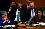 Israels FN-ambassadør Gabriela Shalev lytter til USA's udenrigsminister Condoleezza Rice under nattens møde i FN's Sikkerhedsråd. 