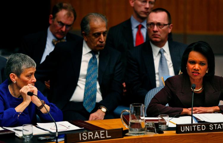 Israels FN-ambassadør Gabriela Shalev lytter til USA's udenrigsminister Condoleezza Rice under nattens møde i FN's Sikkerhedsråd. 