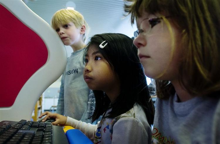 Undervisningsminister Bertel Haarder siger, at nationale  test af skolelever tidligst kan være klar næste år. (Arkivfoto) 