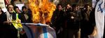 Iran har hele tiden været en del af konflikten i Gaza. Her ses iranske demonstranter i færd med at afbrænde israelske flag i Teheran i sidste uge, og alt tyder på, at konflikten kun vil styrke Irans position i Mellemøsten. Foto: Hassan Sarbakhshian. 