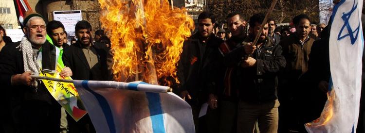 Iran har hele tiden været en del af konflikten i Gaza. Her ses iranske demonstranter i færd med at afbrænde israelske flag i Teheran i sidste uge, og alt tyder på, at konflikten kun vil styrke Irans position i Mellemøsten. Foto: Hassan Sarbakhshian. 